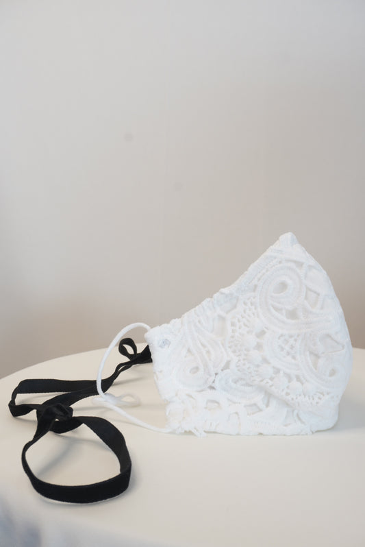 WHITE FULL LACE MASK WITH POUCH
